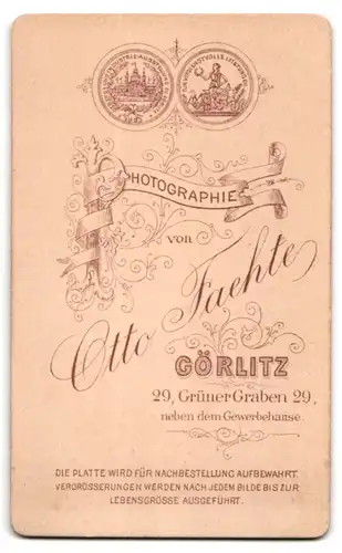 Fotografie Otto Faehte, Görlitz, Grüner Graben 29, Portrait süsses Kleinkind im modischen Kleid