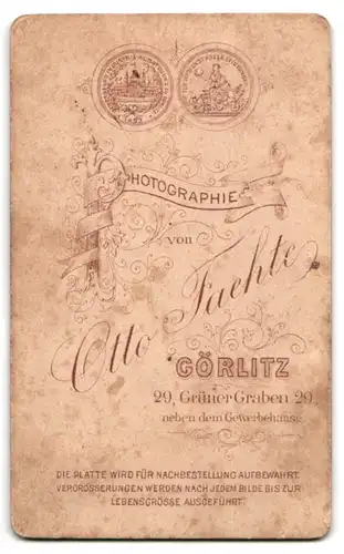 Fotografie Otto Faehte, Görlitz, Grüner Graben 29, Portrait süsses Kleinkind im modischen Kleid