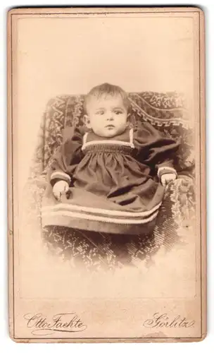 Fotografie Otto Faehte, Görlitz, Grüner Graben 29, Portrait süsses Kleinkind im Kleid