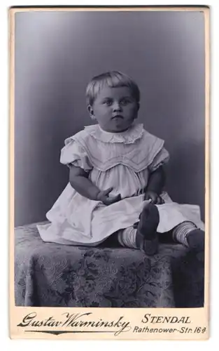 Fotografie Gustav Warminsky, Stendal, Rathenower-Strasse 16 a, Portrait kleines Mädchen im Kleid