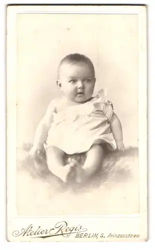Fotografie J. Heinrich Dressler, Berlin-S., Prinzenstrasse 44, Portrait süsses Kleinkind im weissen Hemd