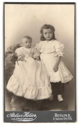 Fotografie Alfred Lehmann, Berlin-S, Oranien-Strasse 155, Portrait kleines Mädchen im Kleid mit Kleinkind