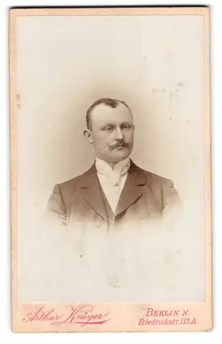 Fotografie Arthur Krüger, Berlin-N., Friedrichstrasse 113 A, Portrait eleganter Herr mit Moustache