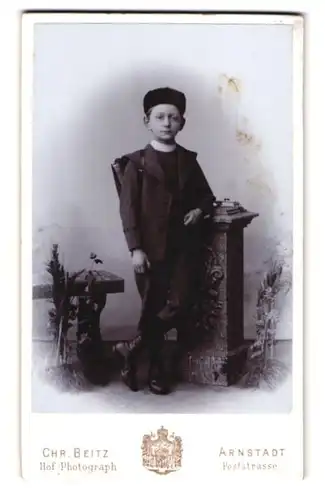 Fotografie Chr. Beitz, Arnstadt, Poststrasse, Portrait modisch gekleideter Junge mit Ranzen