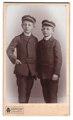 Fotografie Wertheim, Berlin, Leipzigerstrasse, Portrait zwei Jungen im Anzug mit Schirmmütze