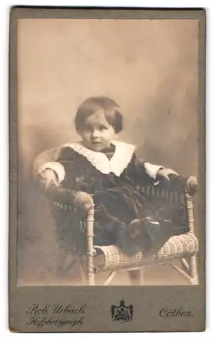 Fotografie Robert Urbach, Cöthen-Anhalt, Bärteich-Promenade 6 a, Portrait kleines Mädchen im Samtkleid