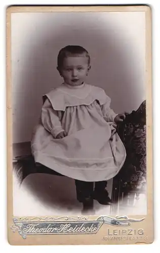 Fotografie Theodor Heidecke, Leipzig, Johannesplatz 3, Portrait kleines Mädchen im Kleid