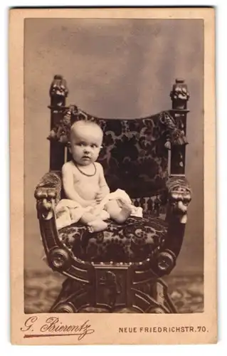 Fotografie G. Bierentz, Berlin-C., Neue Friedrichstrasse 70, Portrait halbnacktes Kleinkind sitzt auf einem Sessel