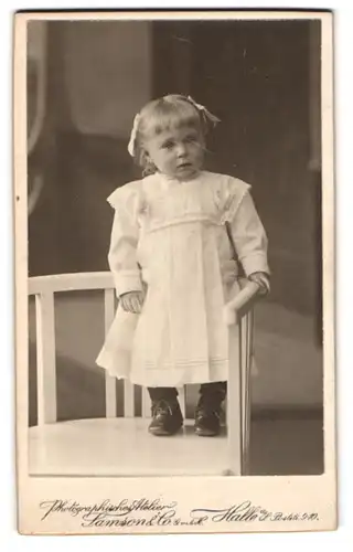 Fotografie Samson & Co. G. m. b. H., Halle a /S., Poststrasse 9-10, Portrait kleines Mädchen im Kleid