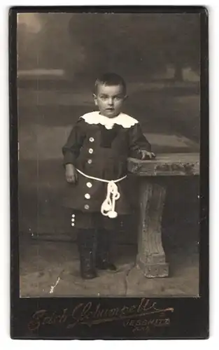 Fotografie Erich Schumpelt, Jessnitz /Anhalt, Portrait kleiner Junge in hübscher Kleidung