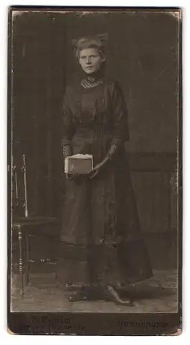 Fotografie F. Rühle, Nordhausen, Rautenstrasse 48, Portrait junge Dame im Kleid mit Buch in der Hand