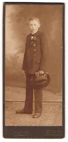 Fotografie F. Franke, Westend, Spandauerberg 5, Portrait halbwüchsiger Knabe im Anzug mit Hut