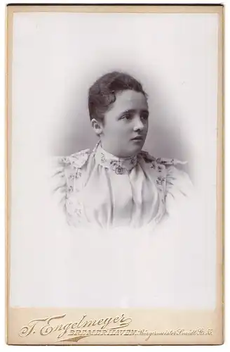 Fotografie T. Engelmeyer, Bremerhaven, Bürgermeister Smidt-Strasse 55, Portrait junge Dame mit zurückgebundenem Haar