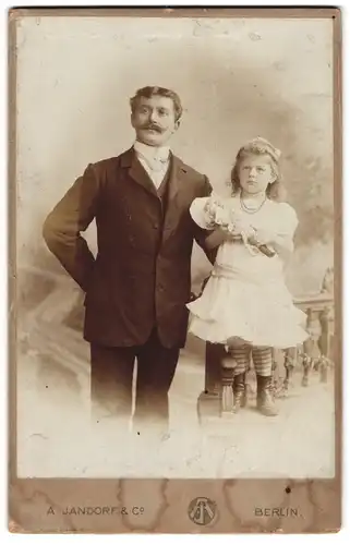 Fotografie A. Jandorf & Co., Berlin-C., Spittelmarkt 16-17, Portrait bürgerlicher Herr und Mädchen mit Puppe