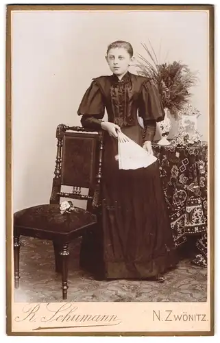 Fotografie R. Schumann, Zwönitz, Portrait junge Dame im Kleid mit Fächer in der Hand