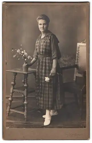 Fotografie Fr. Borrmann, Coswig i /A., Portrait junge Dame im karierten Kleid mit Rose