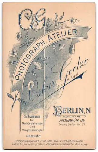 Fotografie Oskar Goetze, Berlin-N, Invalidenstrasse 134, Portrait junge Dame im Kleid mit einem Fächer