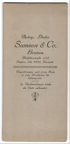 Fotografie Samson & Co., Bremen, Hutfilterstrasse 9-13, Portrait modisch gekleideter Junge mit Spielpferd