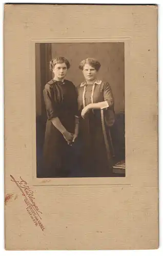 Fotografie G. Kahlmeyer, Oldenburg, Portrait zwei junge Damen in modischer Kleidung