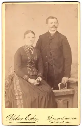 Fotografie Carl Erbss, Sangerhausen, Bahnhofstrasse, Portrait junges Paar in Trachtenkleidung