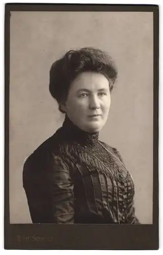 Fotografie Ernst Schmidt, Tilsit, Portrait bürgerliche Dame in hübscher Kleidung