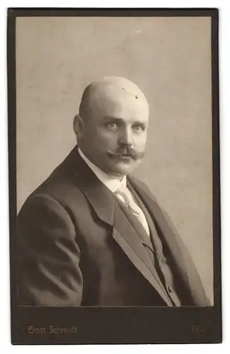 Fotografie Ernst Schmidt, Tilsit, Portrait bürgerlicher Herr mit Schnauzbart