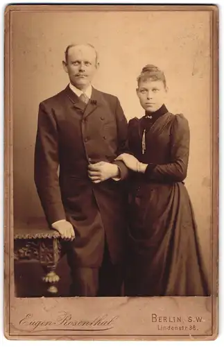Fotografie Eugen Rosenthal, Berlin-SW, Lindenstrasse 38, Portrait junges Paar in eleganter Kleidung