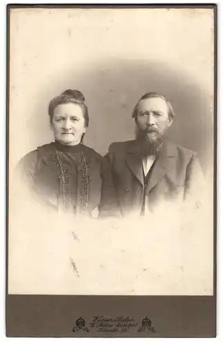 Fotografie W. Metze, Bielefeld, Kaiserstrasse 155, Portrait älteres Paar in hübscher Kleidung