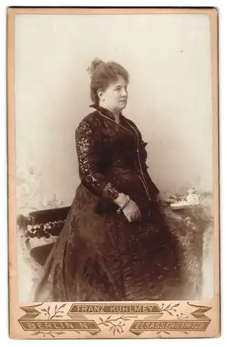 Fotografie Franz Kuhlmey, Berlin-N., Elsasser-Strasse 1 u. 2, Portrait bürgerliche Dame in hübscher Kleidung