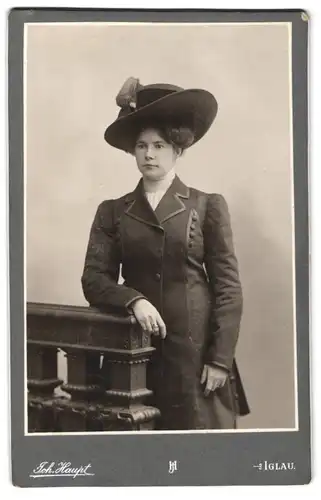 Fotografie Joh. Haupt, Iglau, Tiefegase 11, Portrait junge Dame in modischer Kleidung