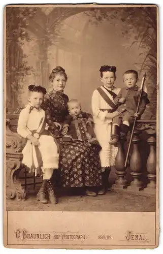 Fotografie C. Bräunlich, Jena, Portrait bürgerliche Dame mit zwei Mädchen, einem Jungen und Kleinkind