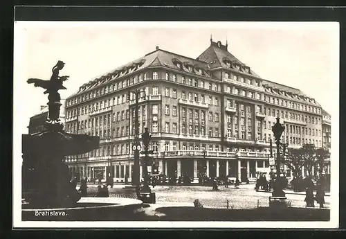 AK Bratislava, Strassenpartie mit Gebäudeansicht und Brunnen