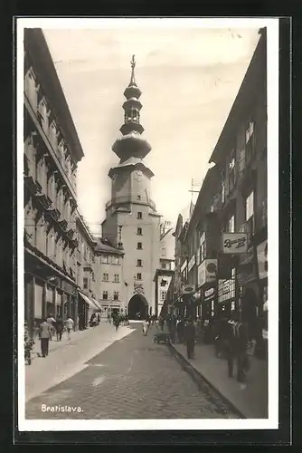 AK Bratislava, Strasse im Zentrum mit Torturm