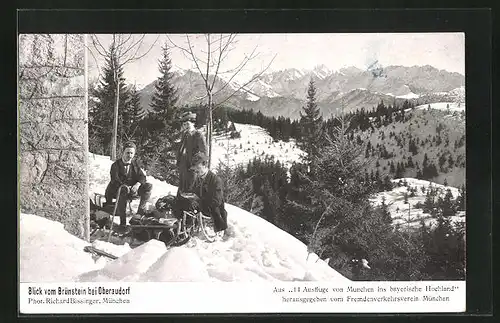 AK Oberaudorf, Blick vom Brünstein mit Schlittenfahrern auf den Ort