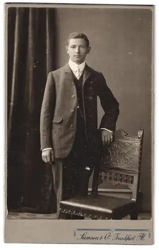 Fotografie Samson & Co., Frankfurt a. M., Kaiserstrasse 1, Portrait junger Herr im Anzug mit Krawatte