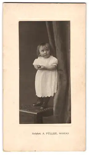 Fotografie A. Füller, Worms, Portrait kleines Mädchen im weissen Kleid mit Ball