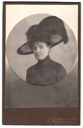 Fotografie Gg. Preusser, Rosenheim, Frühlingsstrasse, Portrait junge Dame mit grossem Hut