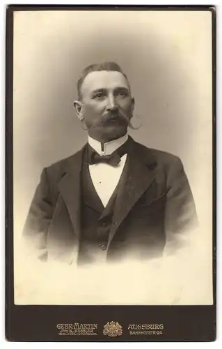 Fotografie Gebr. Martin, Augsburg, Bahnhofstrasse 24, Portrait eleganter Herr mit Schnauzbart