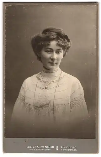 Fotografie Gebr. Martin, Augsburg, Bahnhostrasse 24, Portrait junge Dame mit Hochsteckfrisur