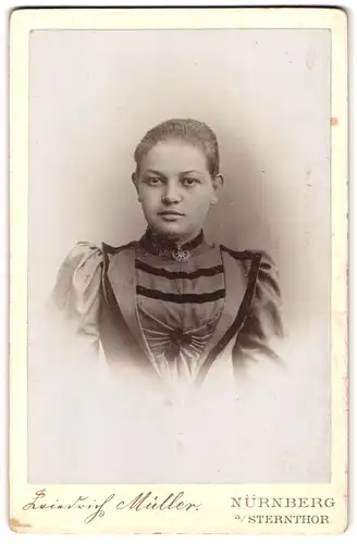 Fotografie Friedrich Müller, Nürnberg, A. Sterntor, Portrait junge Dame mit zurückgebundenem Haar