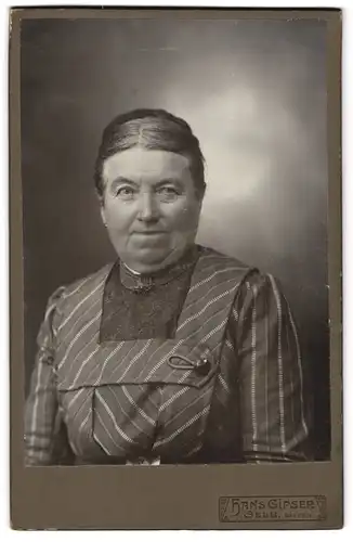 Fotografie Hans Gipser, Selb /Bayern, Portrait ältere Dame im gestreiften Kleid