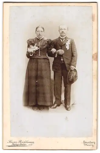 Fotografie Simon Bichlmeier, Gausberg b /Massing, Portrait bürgerliches Paar in hübscher Kleidung mit Blumen