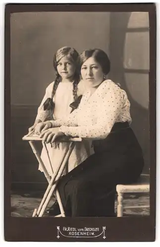 Fotografie Fr. Riedl vorm. Drechler, Rosenheim, Portrait bürgerliche Dame mit einem Mädchen