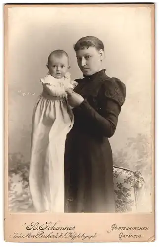 Fotografie B. Johannes, Garmisch-Partenkirchen, Portrait junge Dame im Kleid mit Baby auf dem Arm