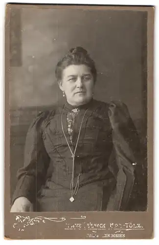 Fotografie Franz Beilhack, Bad Tölz, Portrait bürgerliche Dame mit Hochsteckfrisur