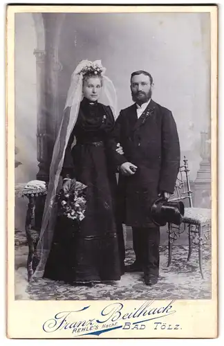 Fotografie Franz Beilhack, Bad Tölz, Portrait junges Paar in Hochzeitskleidung mit Schleier und Blumenstrauss