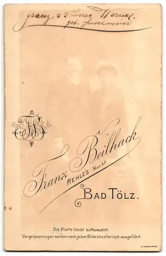 Fotografie Franz Beilhack, Bad Tölz, Portrait junges Paar in Hochzeitskleidung mit Schleier und Blumenstrauss