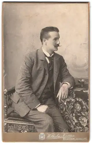 Fotografie Wilhelm Knarr, Rosenheim, Innstrasse 42, Portrait bürgerlicher Herr mit Schnauzbart