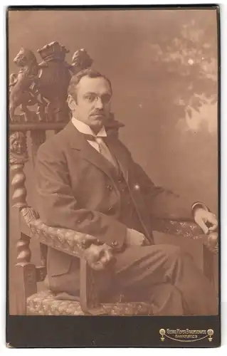 Fotografie Georg Meyer, Braunschweig, Bankplatz 3, Portrait Herr im Anzug mit Zwicker und Schnurrbart