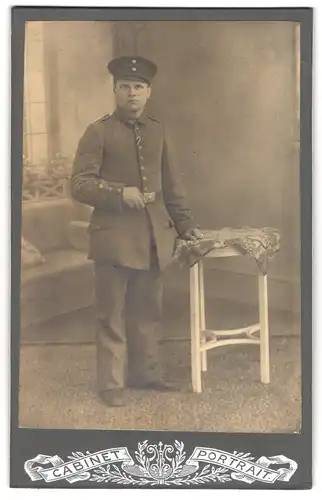 Fotografie unbekannter Fotograf und Ort, Cabinet-Portrait Soldat in Uniform mit Schirmmütze